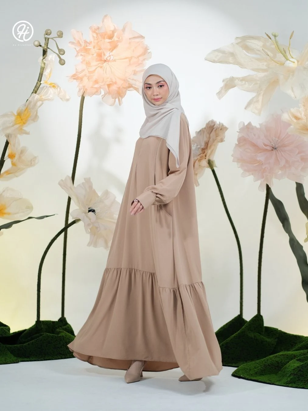 HJ Dress Fatiha Brownie Gamis coklat dengan bunga dekoratif merek HJ Dress Fatiha
