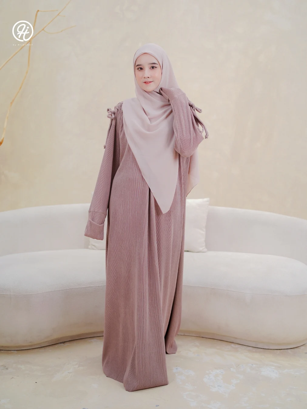 HJ Dress Medina Protabella Wanita berhijab memakai gamis merek HJ Dress Medina