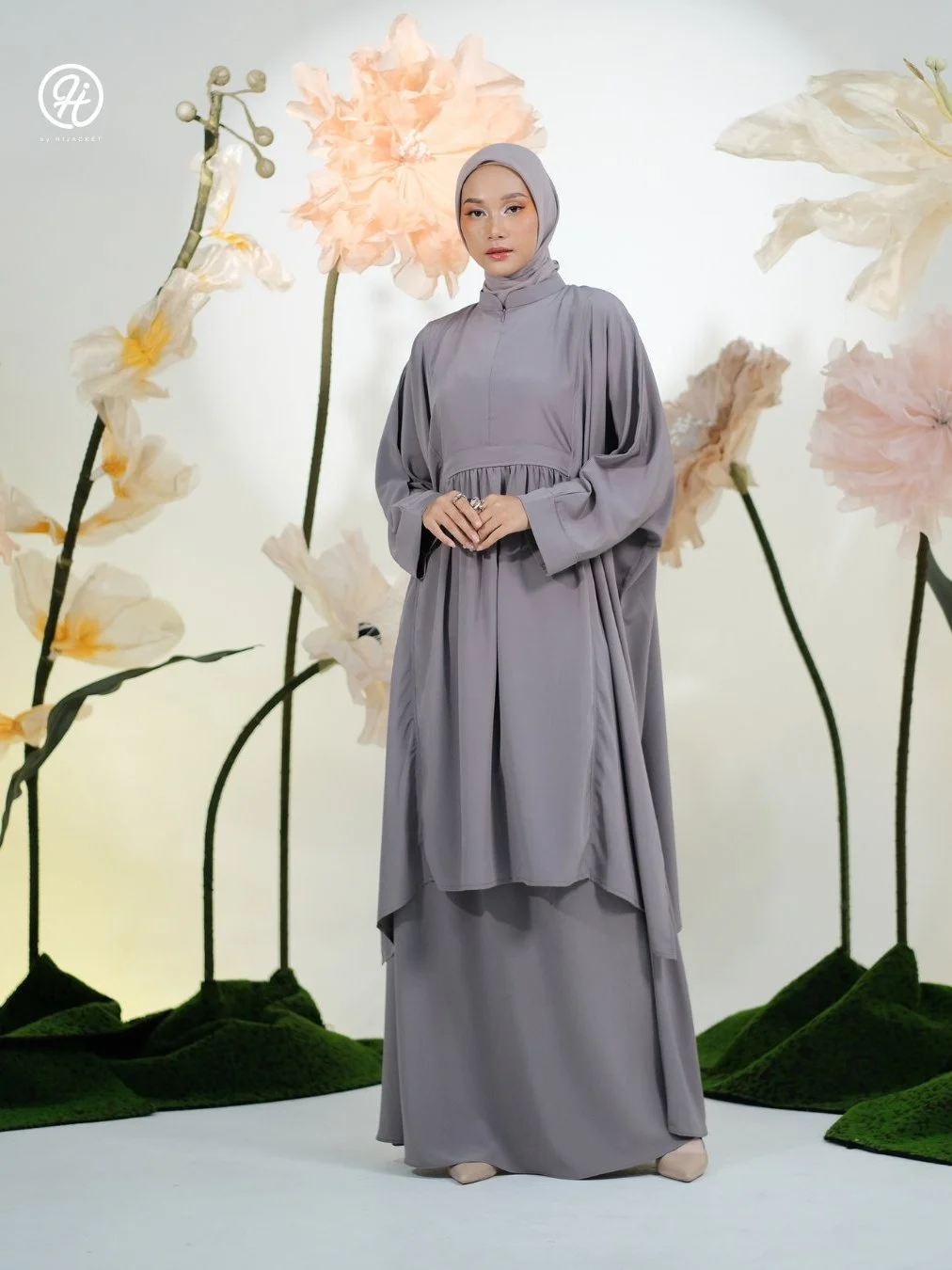 HJ One Set Lubna Enigma Wanita berhijab dengan gaun abu merek HJ One Set Lubna