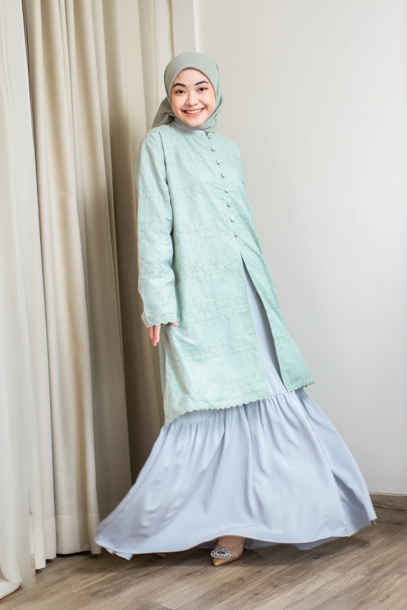 HJ Tunic Inara wanita berhijab memakai gamis merek HJ Tunic Inara