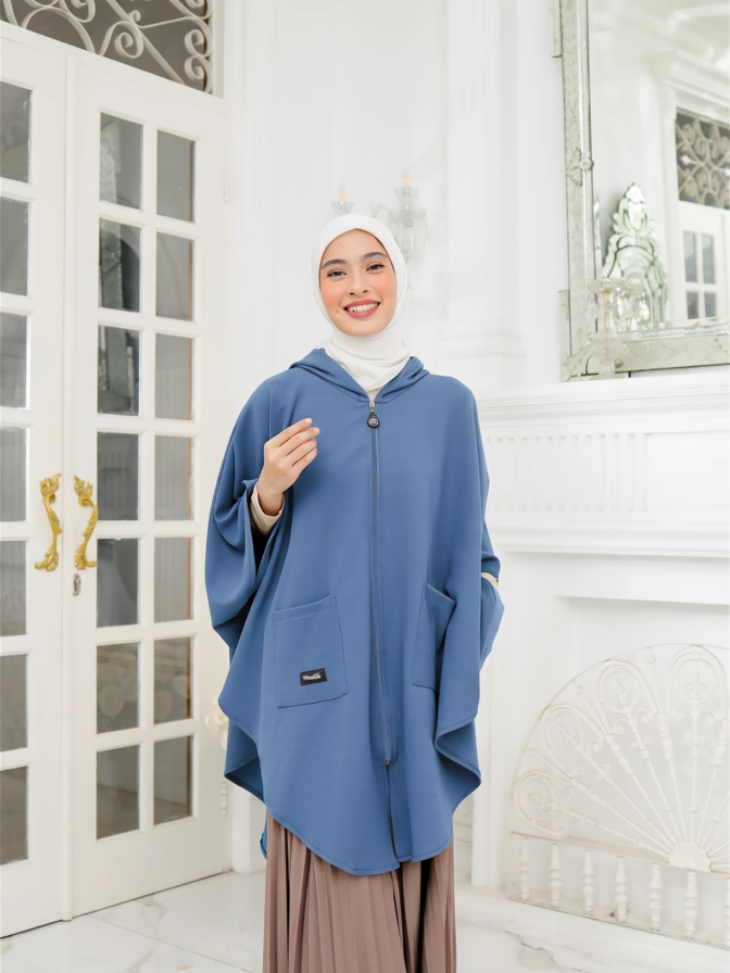 Wanita berhijab biru dongker