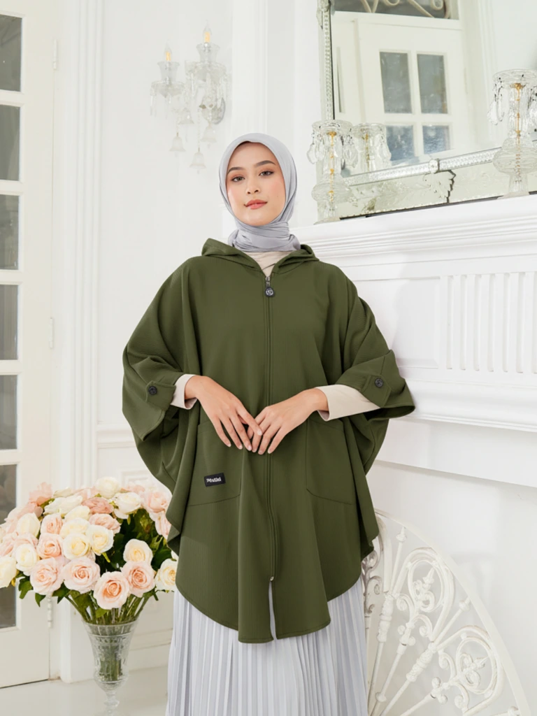 Wanita berhijab dengan hoodie zaitun