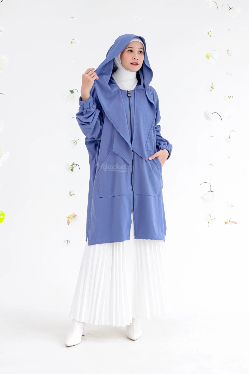 Wanita berbusana muslim biru