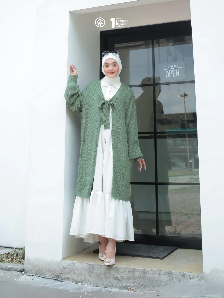 Wanita berhijab cardigan hijau